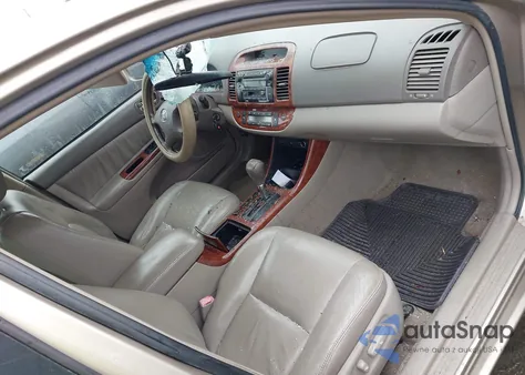 2004 Toyota Camry Xle z USA, uszkodzony, nr VIN 4T1BE30K04U879930